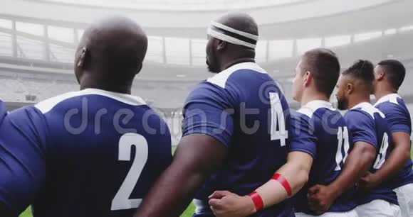 男式橄榄球运动员在4k体育场举行宣誓仪式视频的预览图