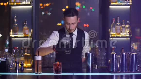 酒吧酒精倒酒师视频的预览图