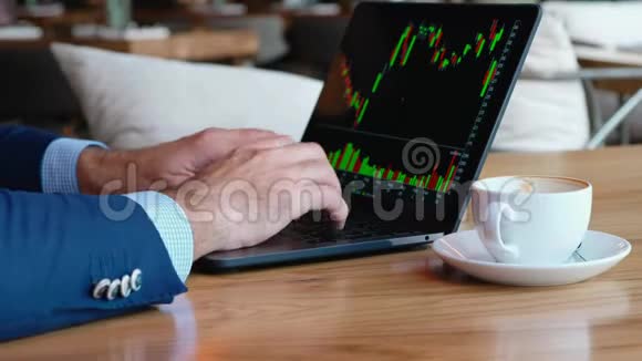 一个商人在咖啡馆里用笔记本电脑工作喝咖啡休息用电脑键盘打字还有一个时间表视频的预览图