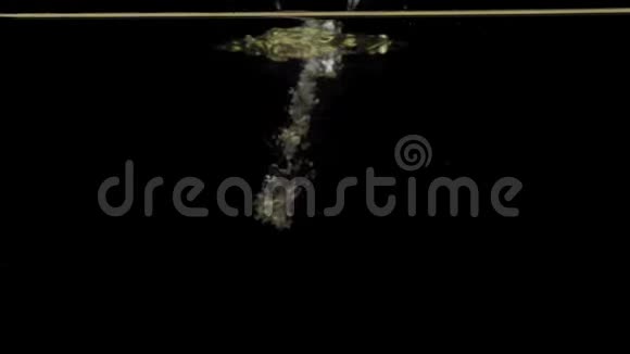 无数的小气泡在晶莹剔透的水中视频的预览图