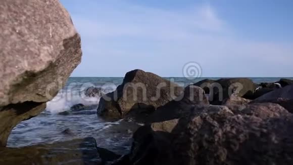 由于大石头相机向前移动夏天的一天海面的景色视频的预览图