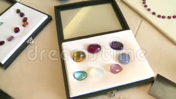 珍贵的多色石头在桌子上视频的预览图