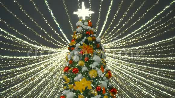 圣诞树的顶端有漂亮的彩球闪亮的星星和花环视频的预览图