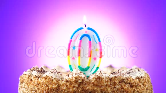 用燃烧的生日蜡烛做生日蛋糕数字0背景变化颜色视频的预览图