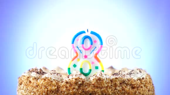 用燃烧的生日蜡烛做生日蛋糕8号背景变化颜色视频的预览图