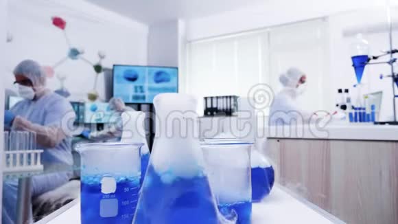 现代科学实验室中吸烟的蓝色液体视频的预览图