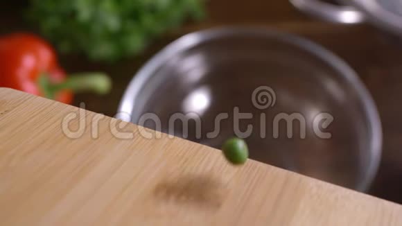 绿豆从木板上掉到厨房的碗里慢慢地煮着视频的预览图