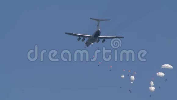 一支由军人组成的伞兵分队从飞机上跳下来顶着蓝天视频的预览图