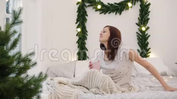 女人在圣诞节早晨喝咖啡视频的预览图