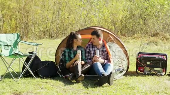 一对漂亮的情侣在露营帐篷里聊天视频的预览图