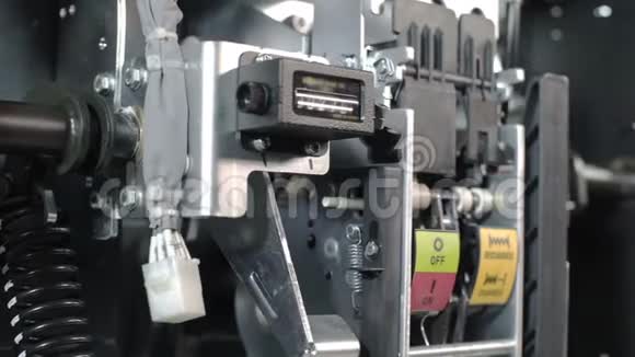 电工接通断路器启动系统高压高压变电站的一部分视频的预览图