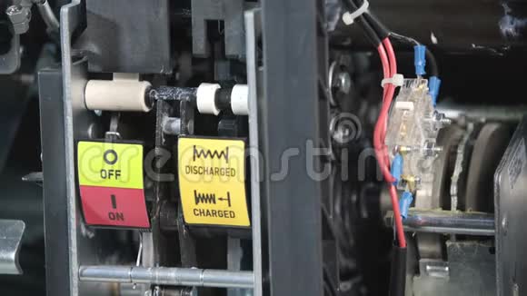 合上断路器高压放电电接点开关高压变电站的一部分视频的预览图