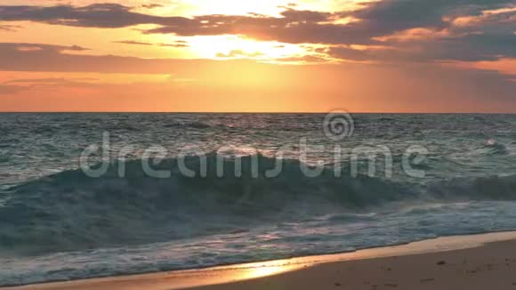 在汹涌的深海中描绘日落海景视频的预览图