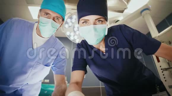 医生在手术室检查病人视频的预览图
