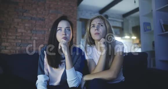 两个女孩在家看恐怖电影青少年友谊千禧一代电影生活方式的概念拍摄于红色4k视频的预览图