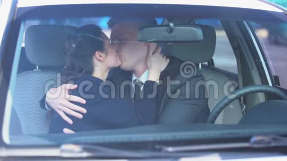 穿着正式西装的男人和女人在车里接吻秘密办公室的事情诱惑视频的预览图