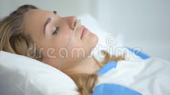 带着氧气鼻插管的哭女看着摄像机在手术前担心视频的预览图