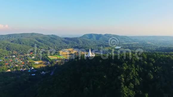 古寺在山上的空中视频的预览图