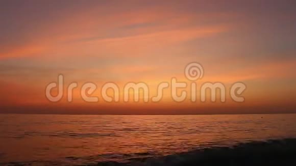 浪漫色彩缤纷的海上日落云在天空中流动雄伟的夏季景观探索美丽的世界旅行视频的预览图