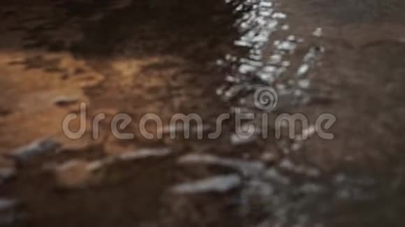 水在表面流动视频的预览图