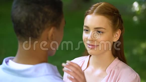 十几岁的女朋友摸着美国黑人男友的脸颊亲吻前一刻视频的预览图