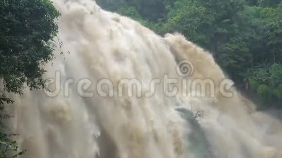 清迈多伊因塔农国家公园的Wachirathan瀑布视频的预览图