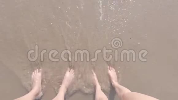 在海滩上享受海浪的情侣视频的预览图
