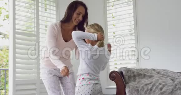 母亲帮女儿在家穿衣服视频的预览图