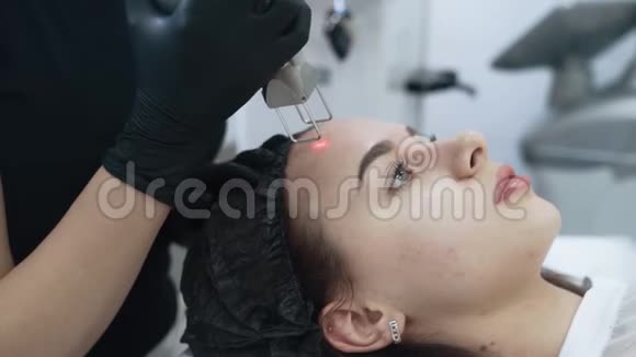 慢动作美容师用特殊设备做女孩面部脱皮视频的预览图