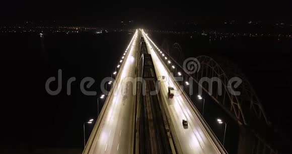 4K视频夜城灯灯桥上繁忙的交通视频的预览图