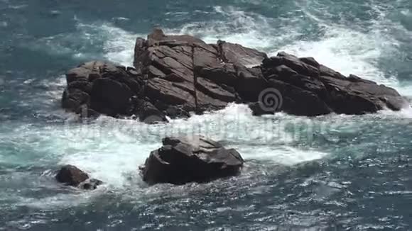 在海水中的岩石岛视频的预览图