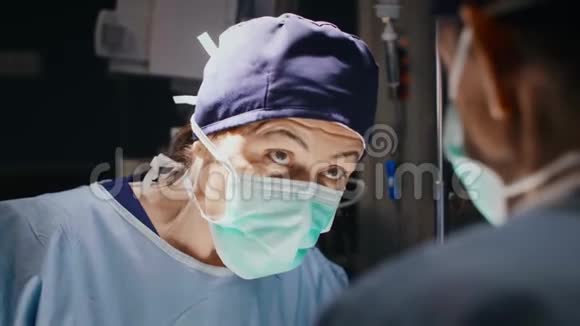 两个外科医生在手术台上交谈视频的预览图