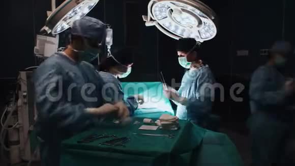 手术台上忙碌的外科医生的延时录像视频的预览图
