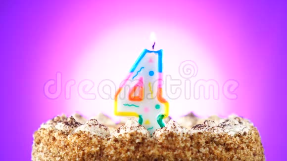 用燃烧的生日蜡烛做生日蛋糕第4条背景变化颜色视频的预览图