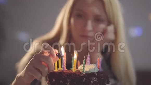 孤独悲伤的女孩坐在小蛋糕前面点燃蜡烛不快乐的女人有生日聚会概念视频的预览图