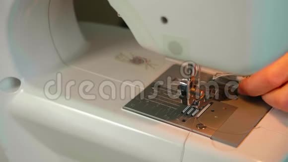 在缝纫机上合上女的手缝材料从针条上取出视频的预览图
