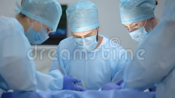 神经外科医生用现代化设备在医院做手术工作视频的预览图