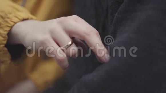 女性手指在一只穿着毛衣的男性手上行走视频的预览图