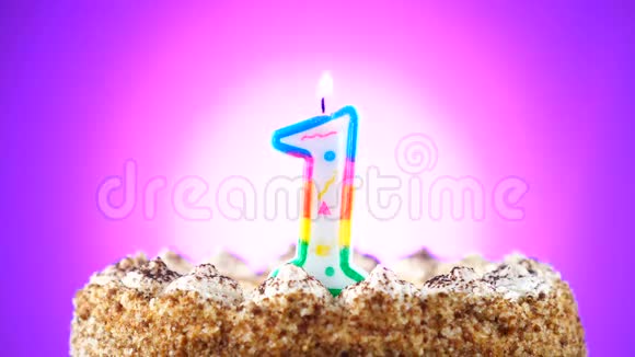用燃烧的生日蜡烛做生日蛋糕1号背景变化颜色视频的预览图