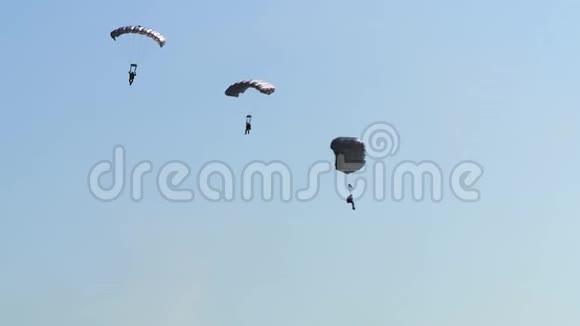 伞兵在空中盘旋在机翼降落伞上降落到地面军事着陆视频的预览图
