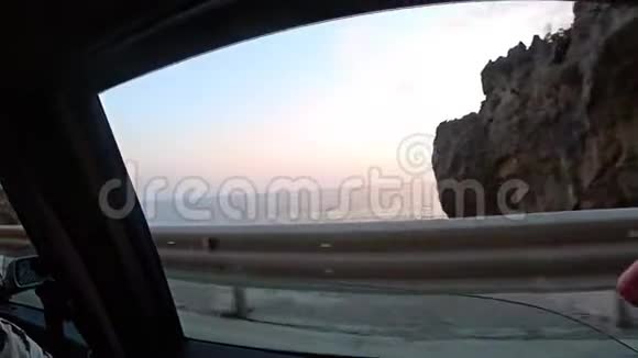 在沿海高速公路上行驶的一辆汽车上拍摄的视频视频的预览图