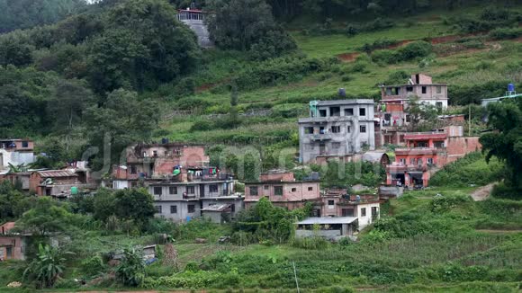 一个偏远村庄的住宅周围是绿色植物视频的预览图