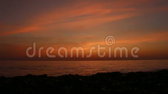 红色日落海面视频高清红色的天空夏日晚霞海景大西洋海滩日落奇妙的自然日落视频的预览图
