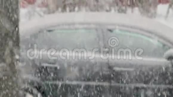 大雪纷飞汽车背景上有许多湿雪片黑色视频的预览图