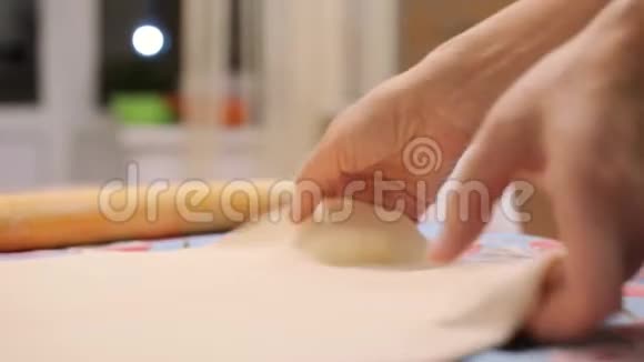 一个女人把面团放在烤盘里把手举起来在家做馅饼视频的预览图