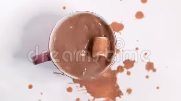 带棉花糖的热巧克力在一杯热饮料特写镜头中落下棉花糖冬季概念秋季视频的预览图