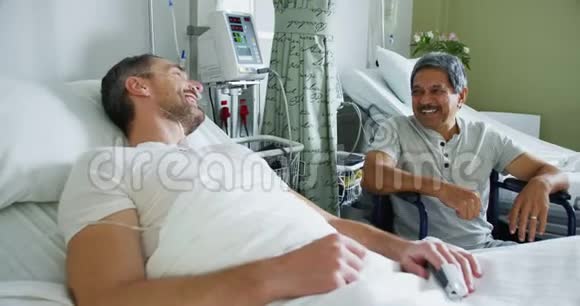 两名男性病人在4k病房谈话视频的预览图