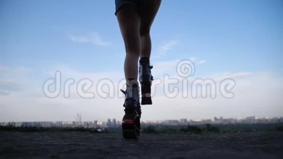 漂亮的腿跳在安古奥跳鞋里一位穿短裤的年轻女子从事户外运动4K慢慢视频的预览图