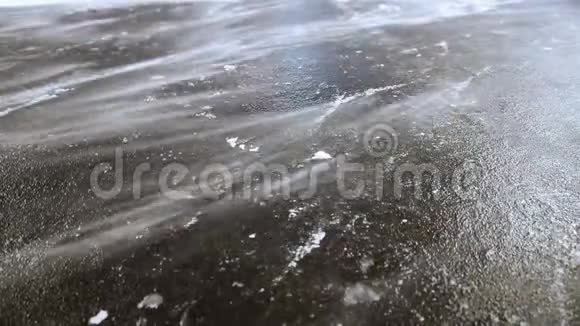 沥青路上的暴风雪很大路面上覆盖着湿滑的冰视频的预览图