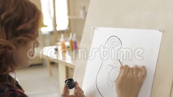 女孩用铅笔在白纸上画一幅画视频的预览图